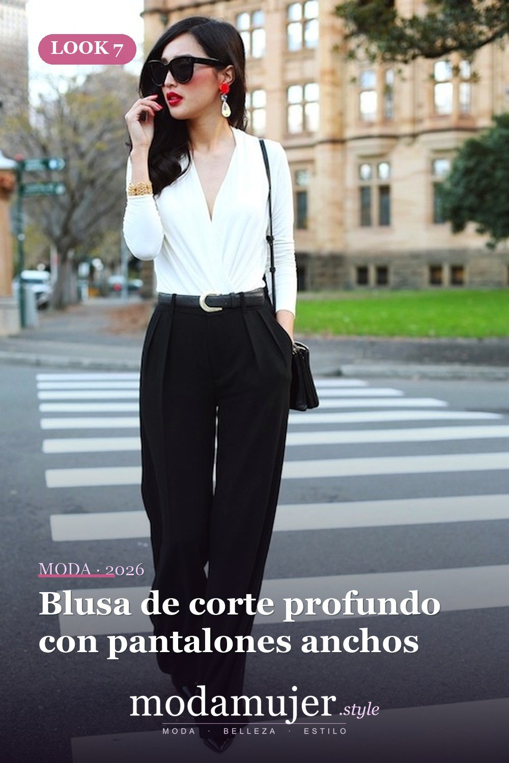 Blusa de corte profundo con pantalones anchos — 52 trajes muy sexys para el trabajo