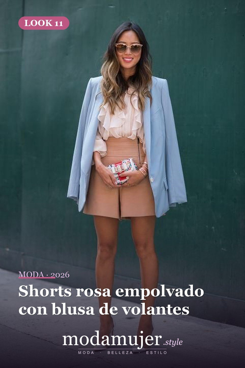 Shorts rosa empolvado con blusa de volantes — 52 trajes muy sexys para el trabajo