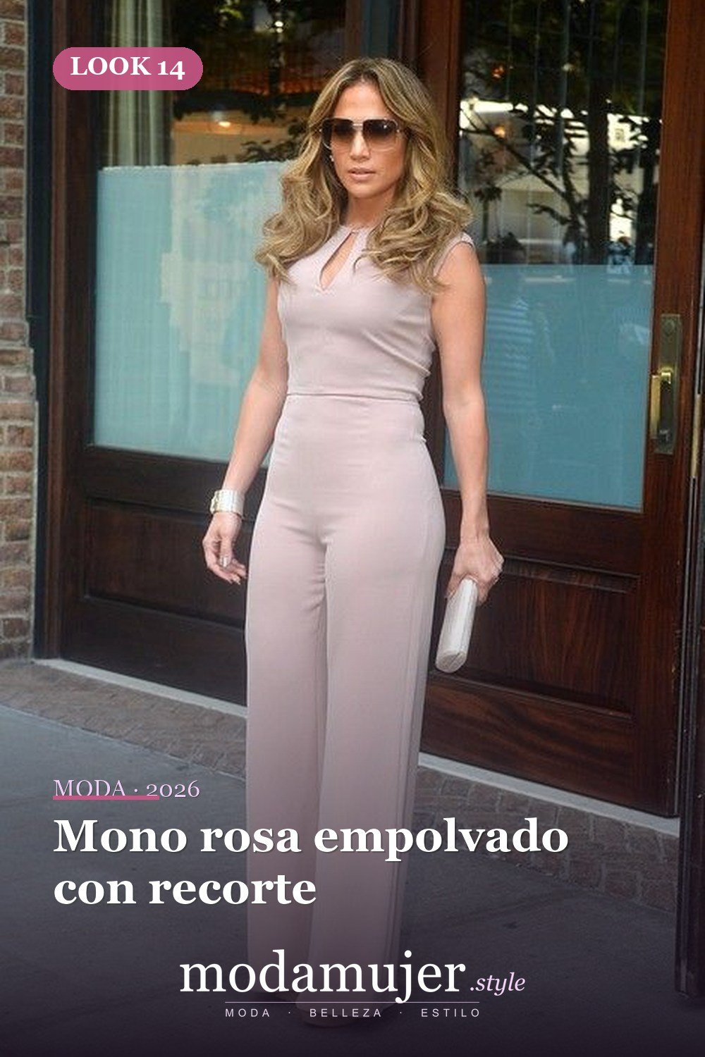 Mono rosa empolvado con recorte — 52 trajes muy sexys para el trabajo