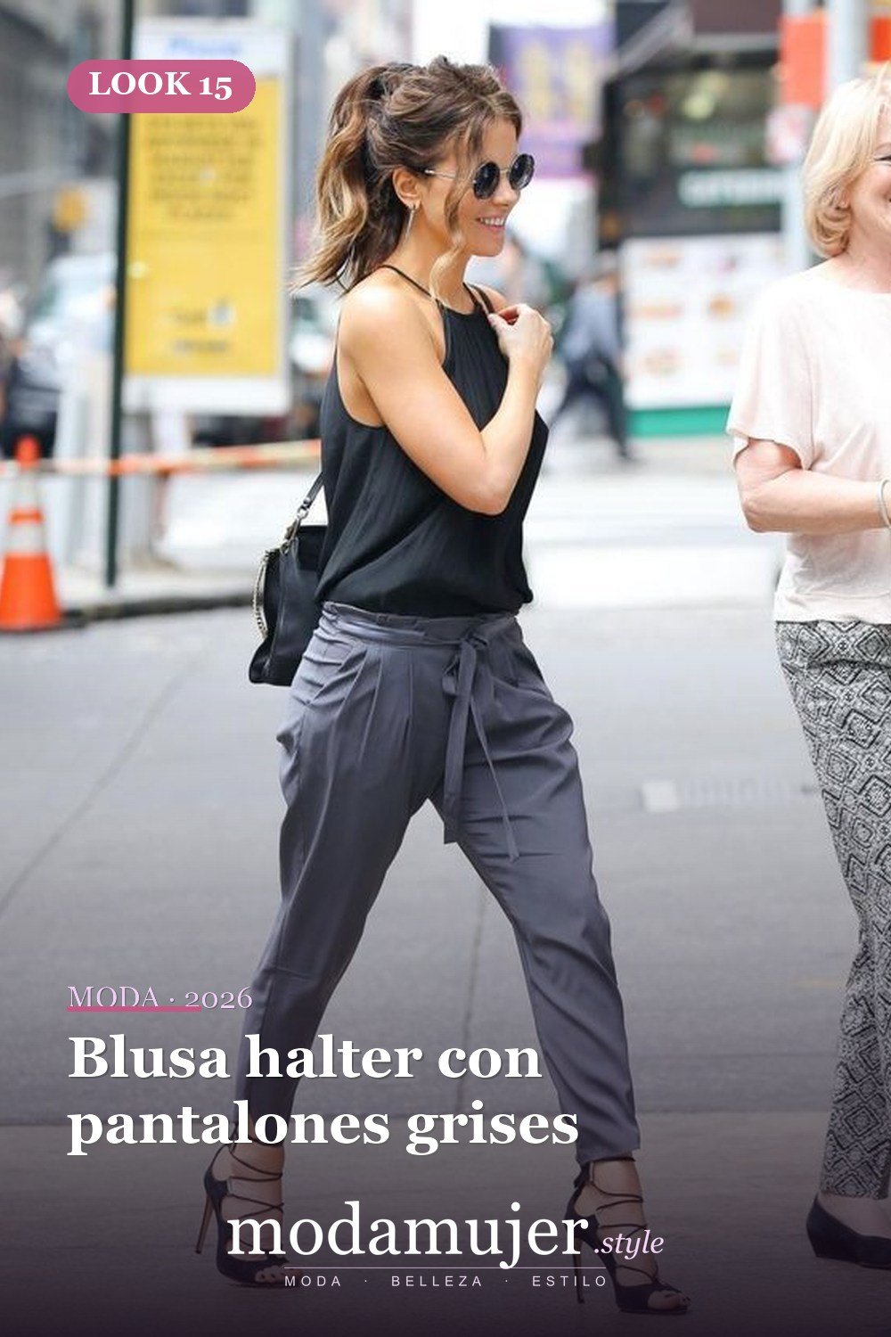 Blusa halter con pantalones grises — 52 trajes muy sexys para el trabajo