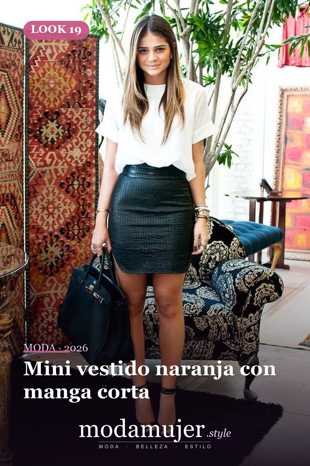 Mini vestido naranja con manga corta — 52 trajes muy sexys para el trabajo