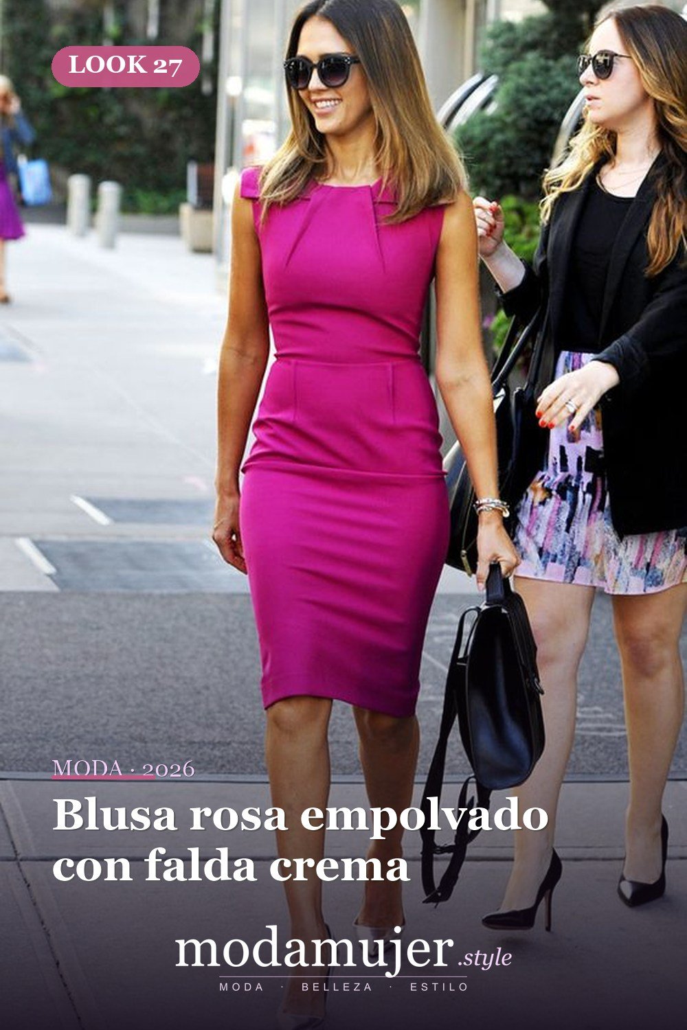 Blusa rosa empolvado con falda crema — 52 trajes muy sexys para el trabajo