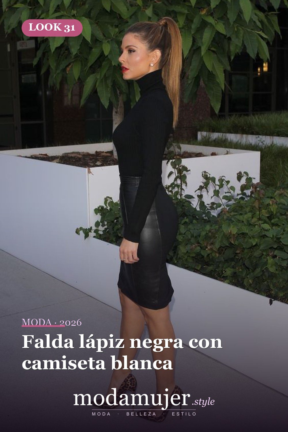 Falda lápiz negra con camiseta blanca — 52 trajes muy sexys para el trabajo