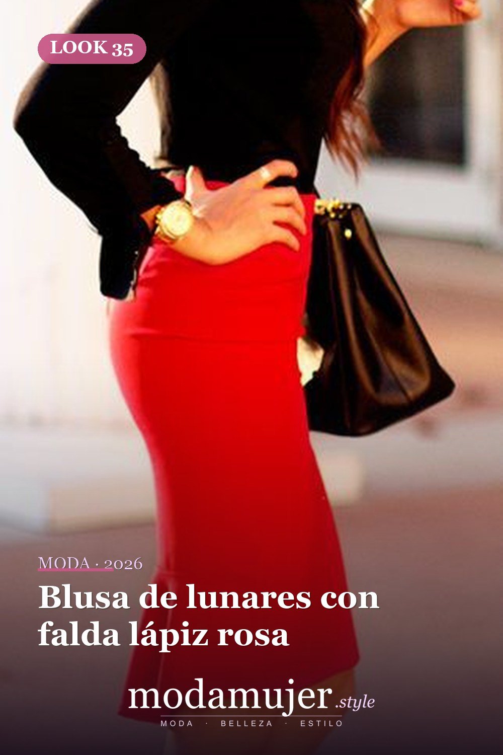Blusa de lunares con falda lápiz rosa — 52 trajes muy sexys para el trabajo