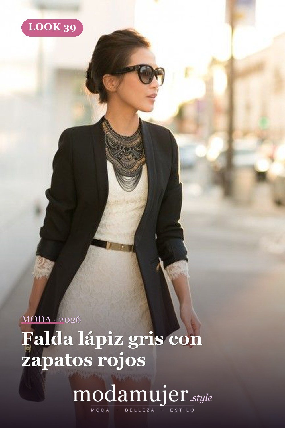 Falda lápiz gris con zapatos rojos — 52 trajes muy sexys para el trabajo