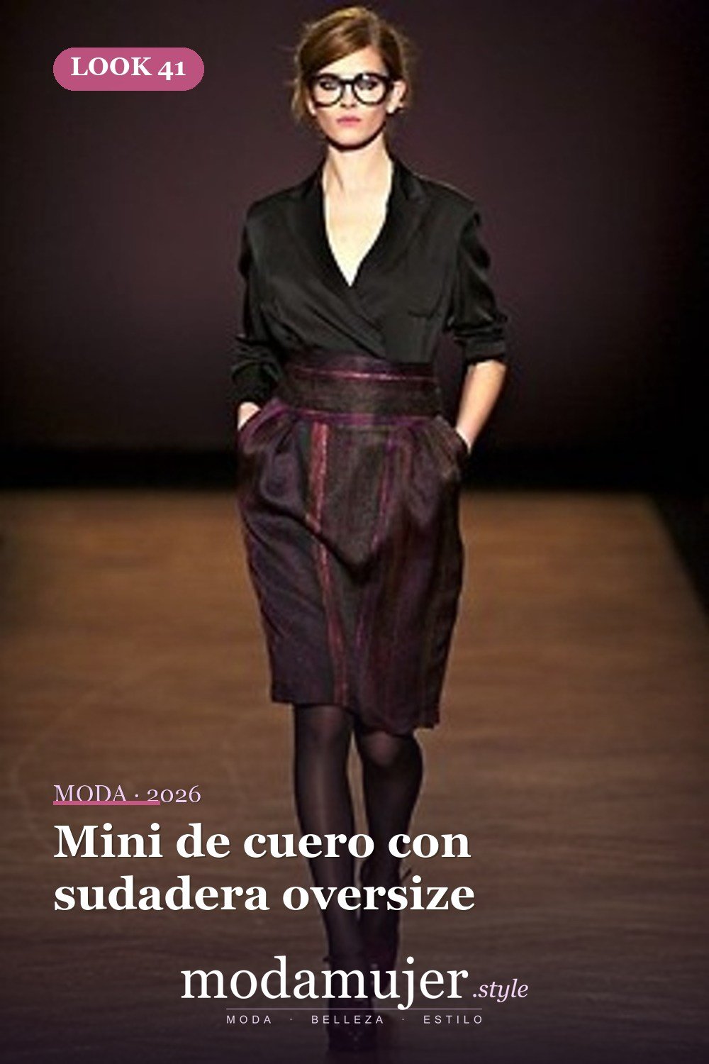 Mini de cuero con sudadera oversize — 52 trajes muy sexys para el trabajo