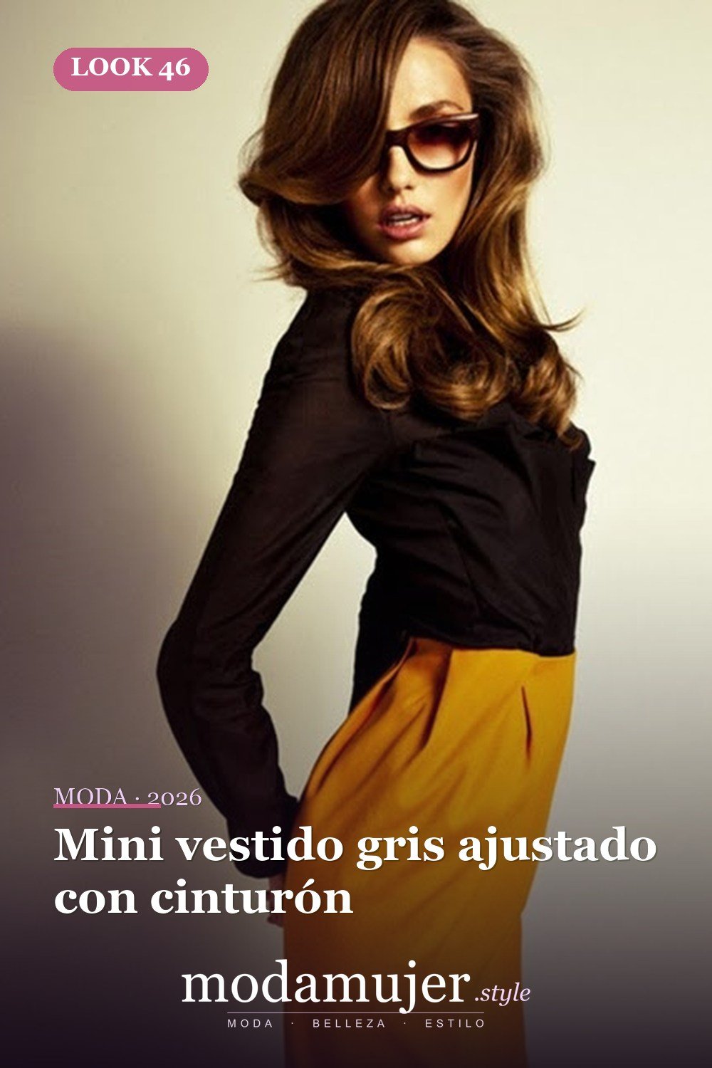 Mini vestido gris ajustado con cinturón — 52 trajes muy sexys para el trabajo