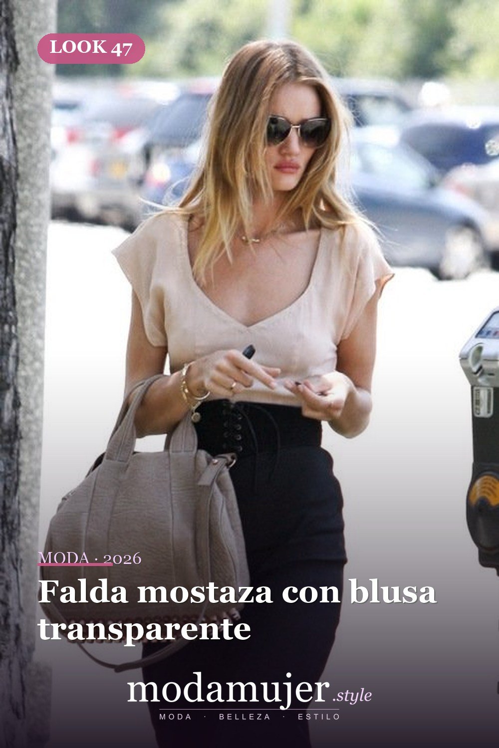 Falda mostaza con blusa transparente — 52 trajes muy sexys para el trabajo