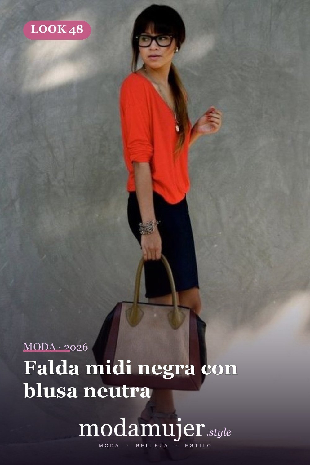 Falda midi negra con blusa neutra — 52 trajes muy sexys para el trabajo