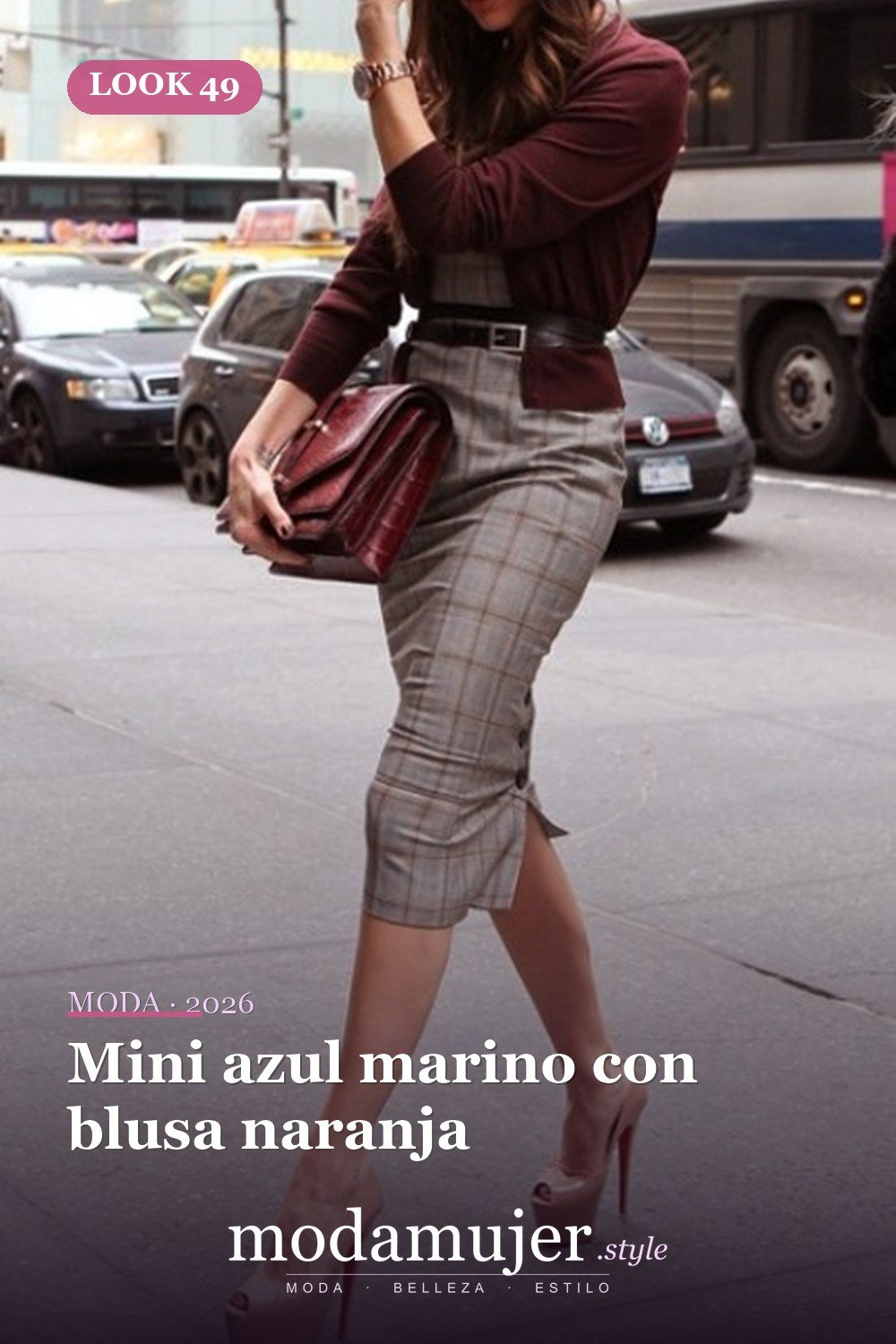 Mini azul marino con blusa naranja — 52 trajes muy sexys para el trabajo