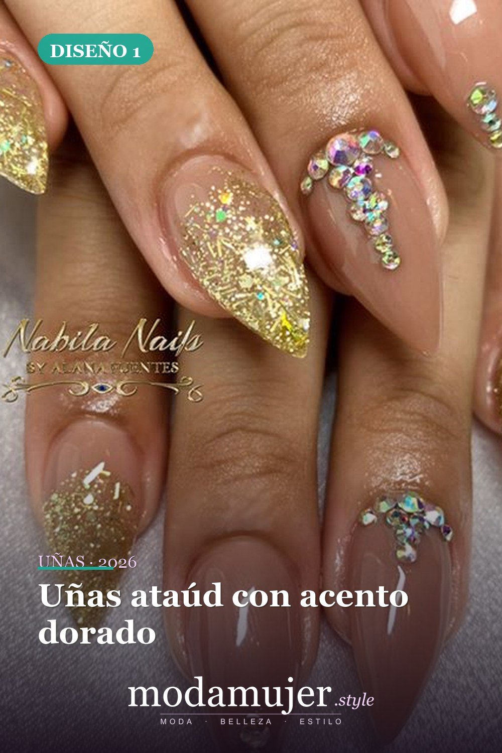 Uñas ataúd con acento dorado — 54 Diseños de uñas doradas para tu próxima visita al salón