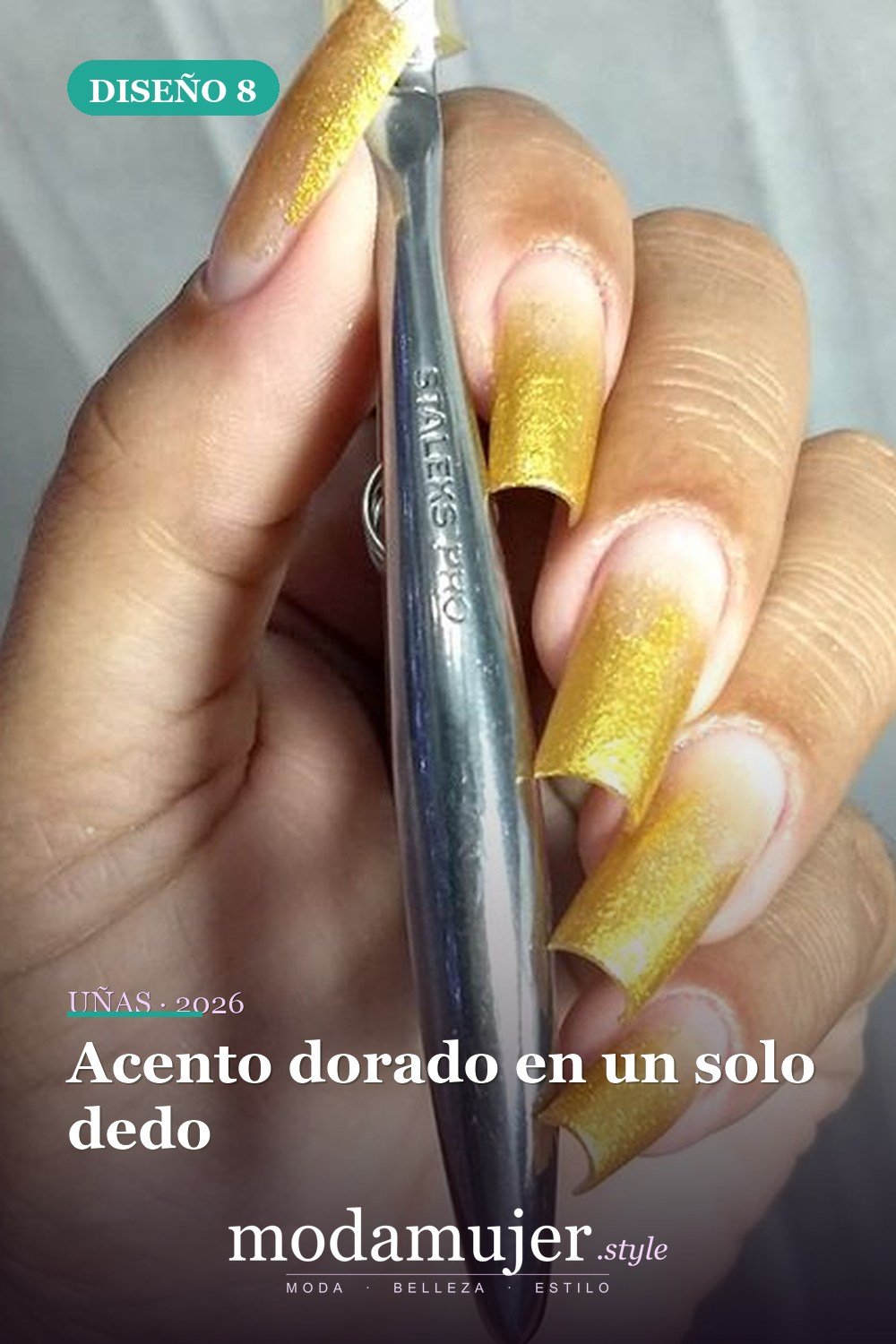 Acento dorado en un solo dedo — 54 Diseños de uñas doradas para tu próxima visita al salón