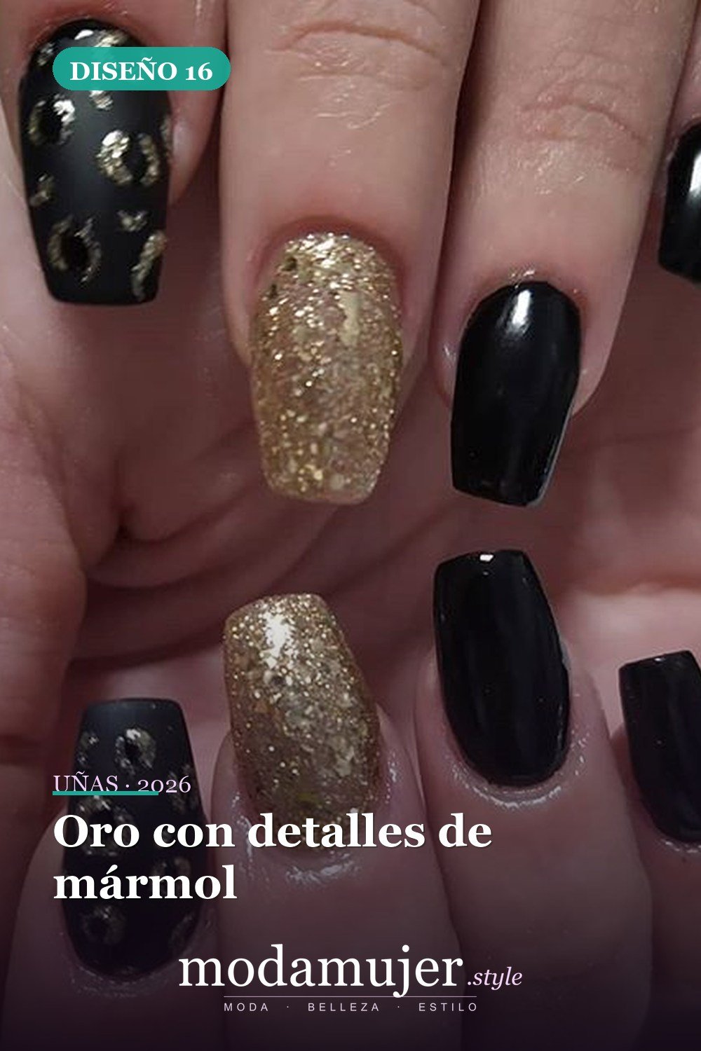 Oro con detalles de mármol — 54 Diseños de uñas doradas para tu próxima visita al salón