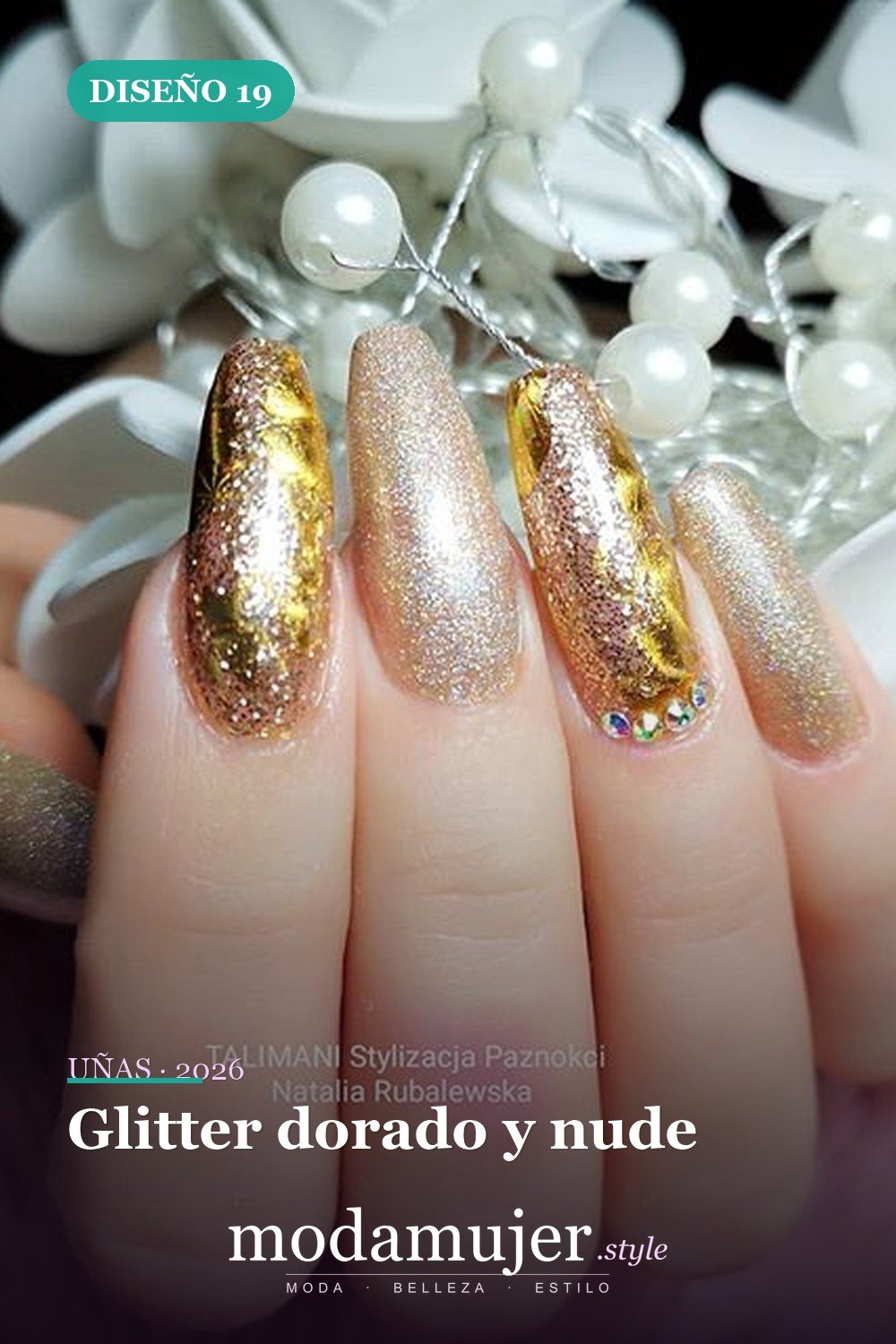 Glitter dorado y nude — 54 Diseños de uñas doradas para tu próxima visita al salón