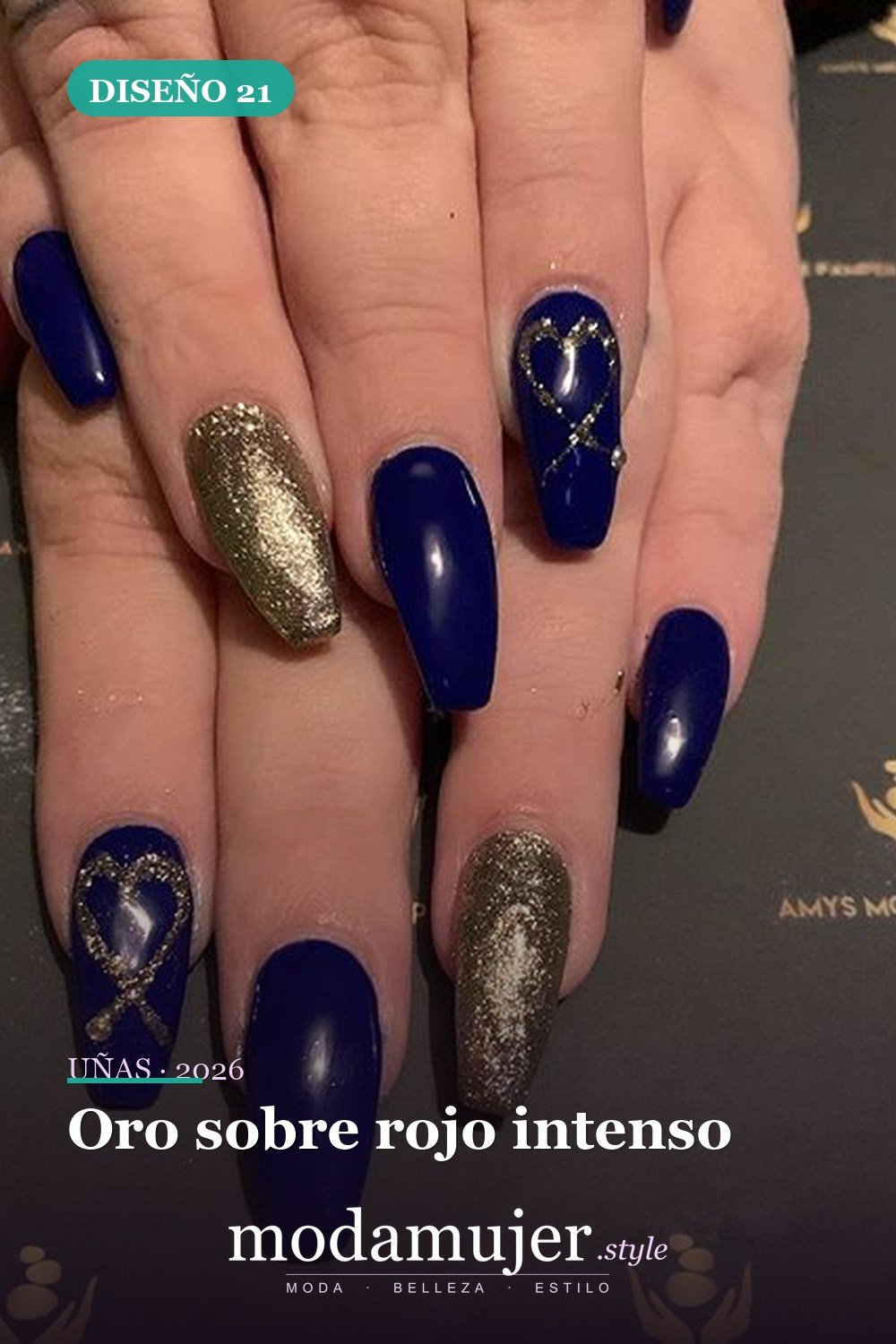 Oro sobre rojo intenso — 54 Diseños de uñas doradas para tu próxima visita al salón