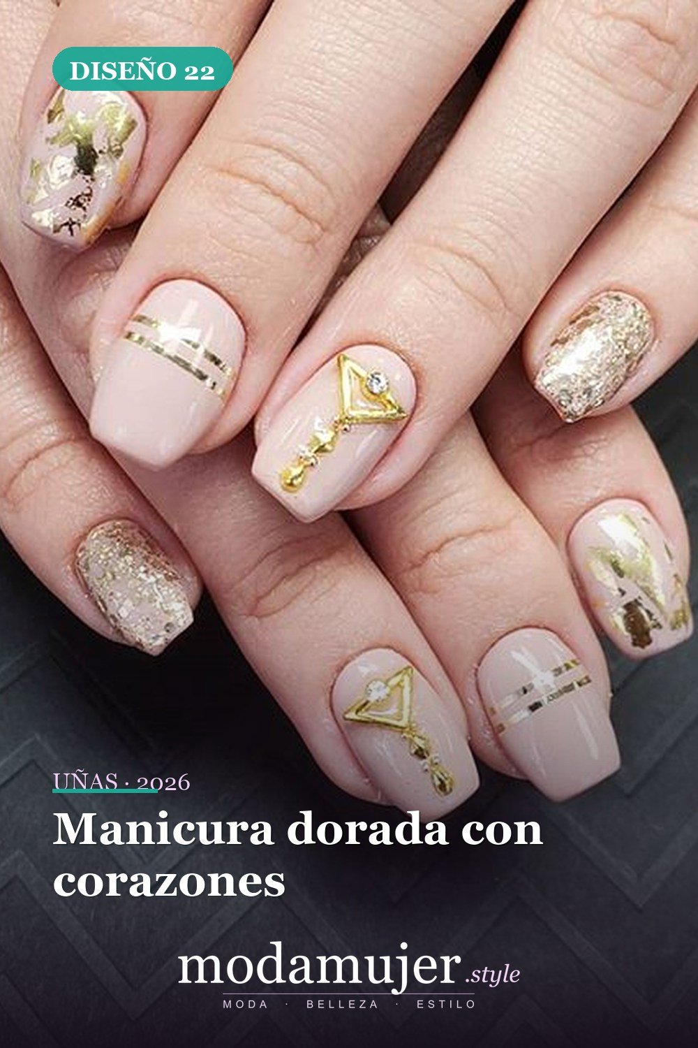Manicura dorada con corazones — 54 Diseños de uñas doradas para tu próxima visita al salón