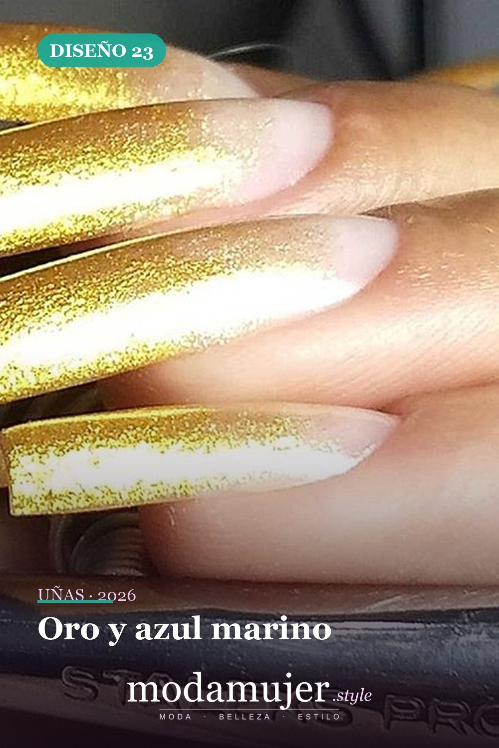 Oro y azul marino — 54 Diseños de uñas doradas para tu próxima visita al salón