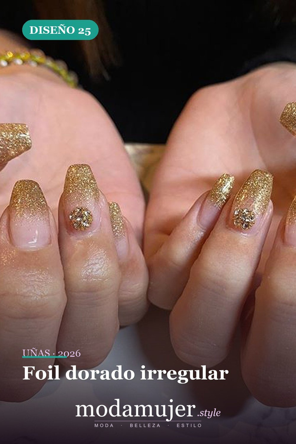 Foil dorado irregular — 54 Diseños de uñas doradas para tu próxima visita al salón