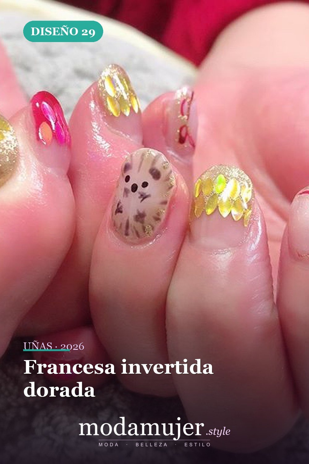 Francesa invertida dorada — 54 Diseños de uñas doradas para tu próxima visita al salón