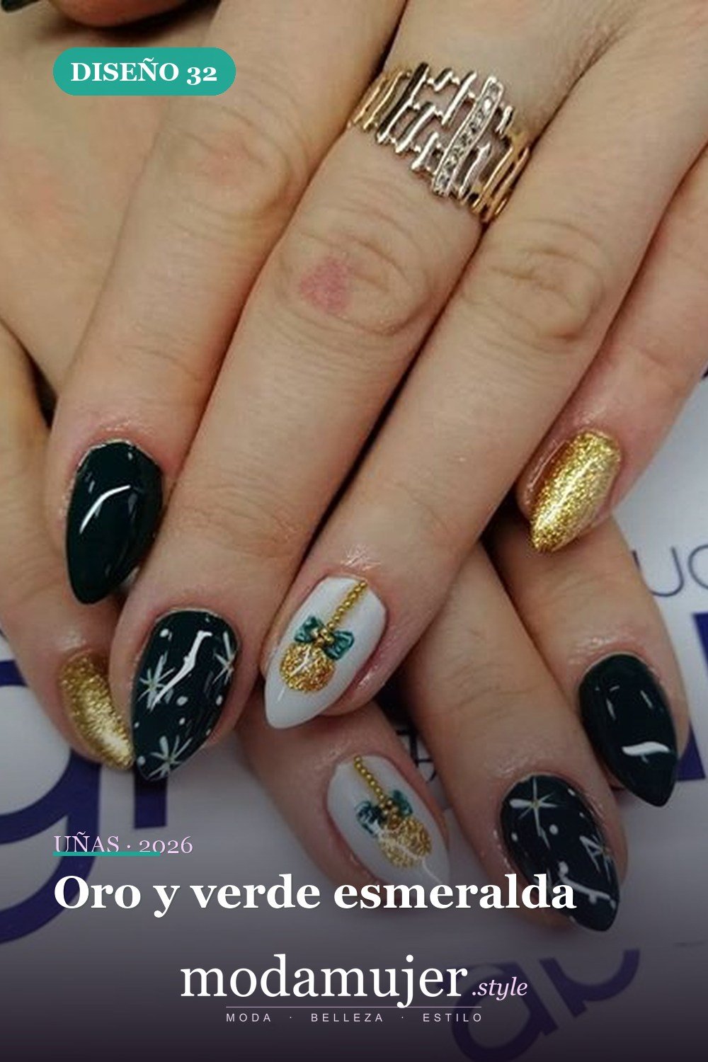 Oro y verde esmeralda — 54 Diseños de uñas doradas para tu próxima visita al salón