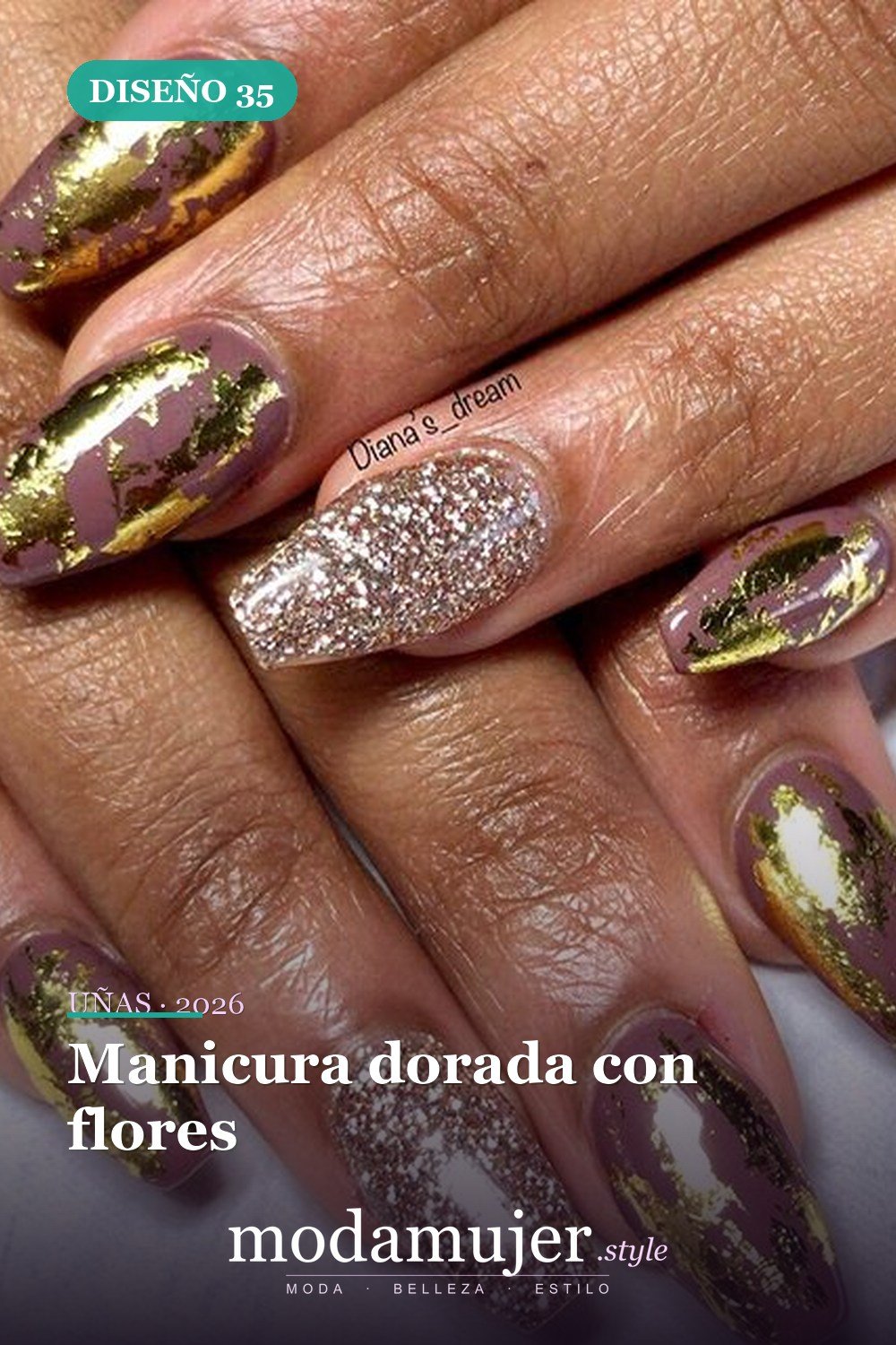 Manicura dorada con flores — 54 Diseños de uñas doradas para tu próxima visita al salón