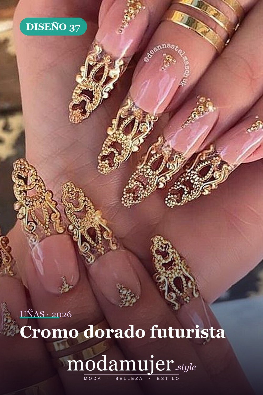 Cromo dorado futurista — 54 Diseños de uñas doradas para tu próxima visita al salón