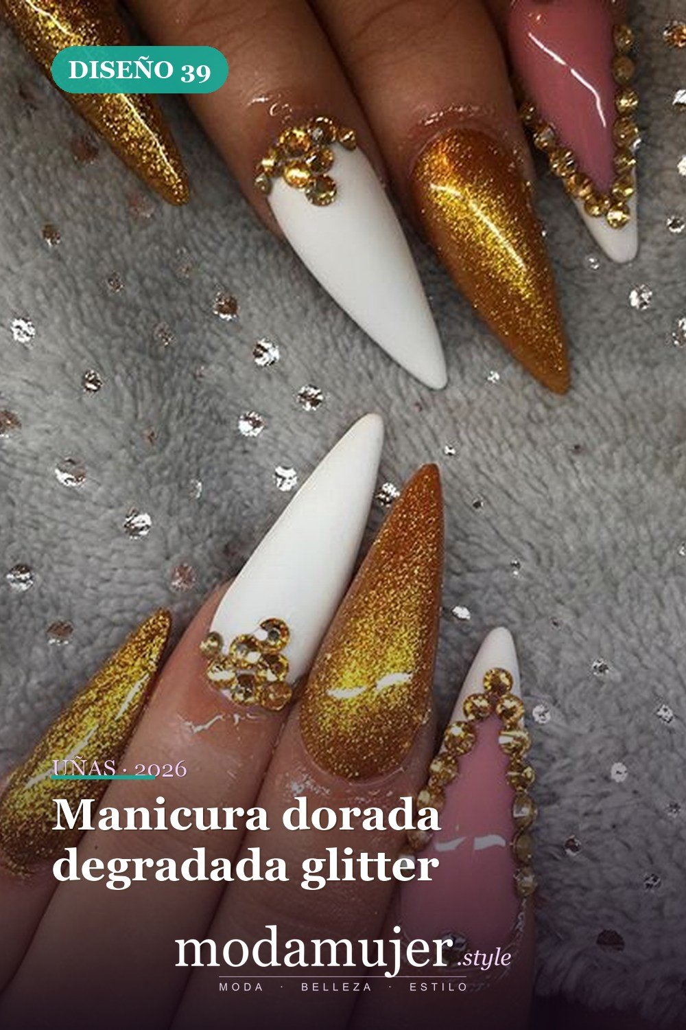 Manicura dorada degradada glitter — 54 Diseños de uñas doradas para tu próxima visita al salón