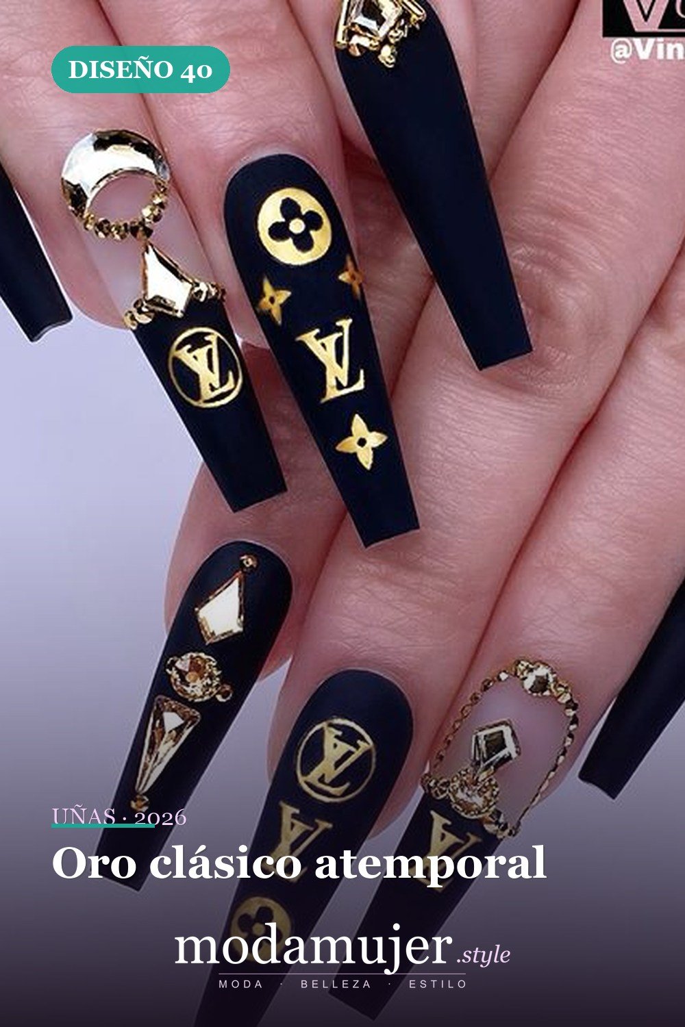 Oro clásico atemporal — 54 Diseños de uñas doradas para tu próxima visita al salón