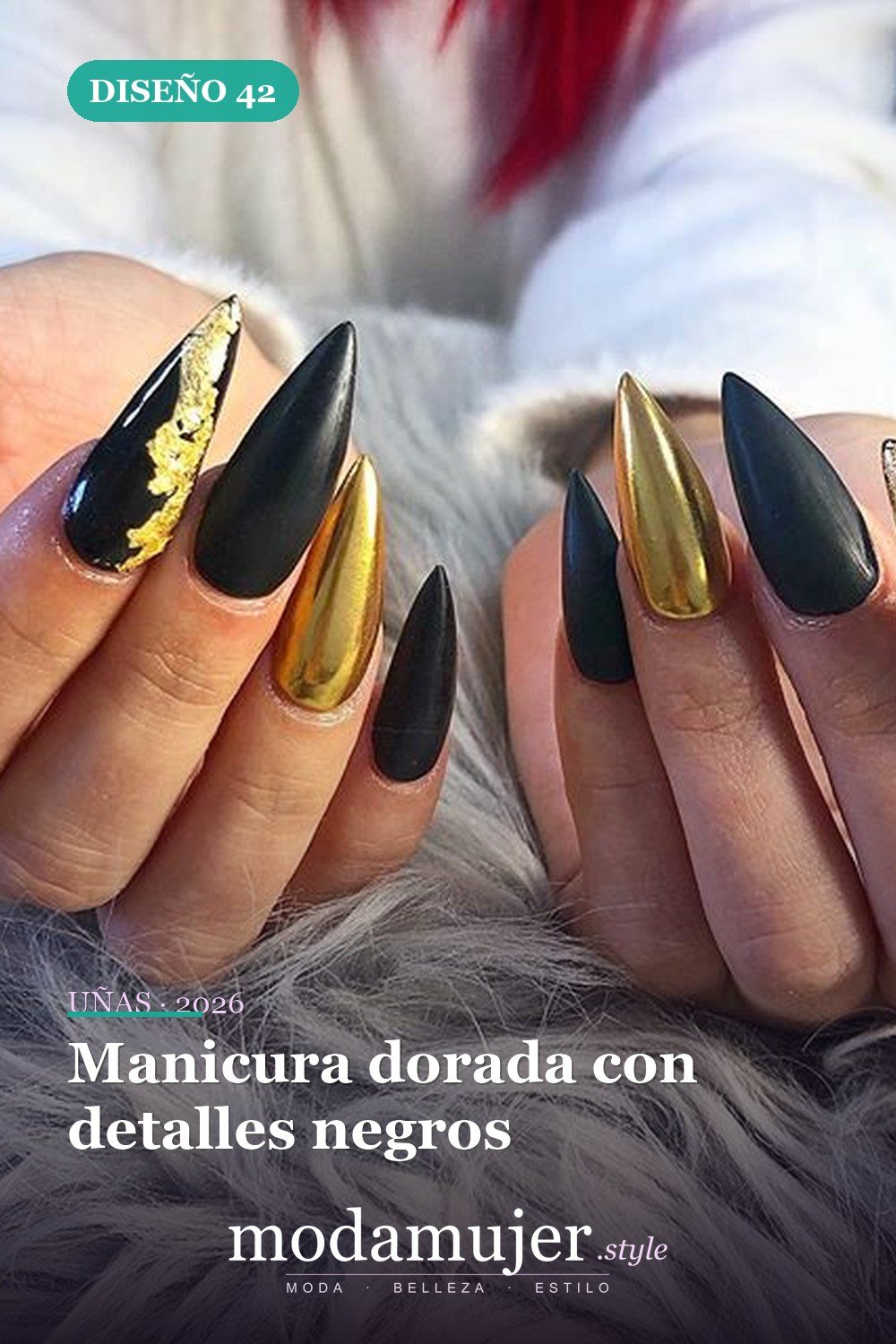 Manicura dorada con detalles negros — 54 Diseños de uñas doradas para tu próxima visita al salón