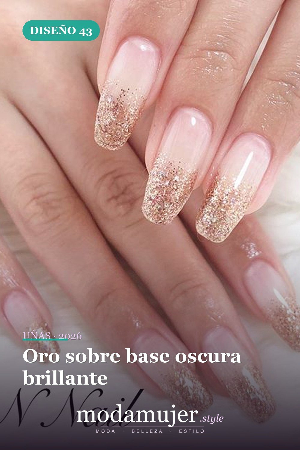 Oro sobre base oscura brillante — 54 Diseños de uñas doradas para tu próxima visita al salón