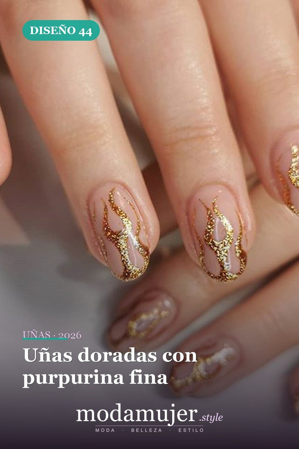Uñas doradas con purpurina fina — 54 Diseños de uñas doradas para tu próxima visita al salón