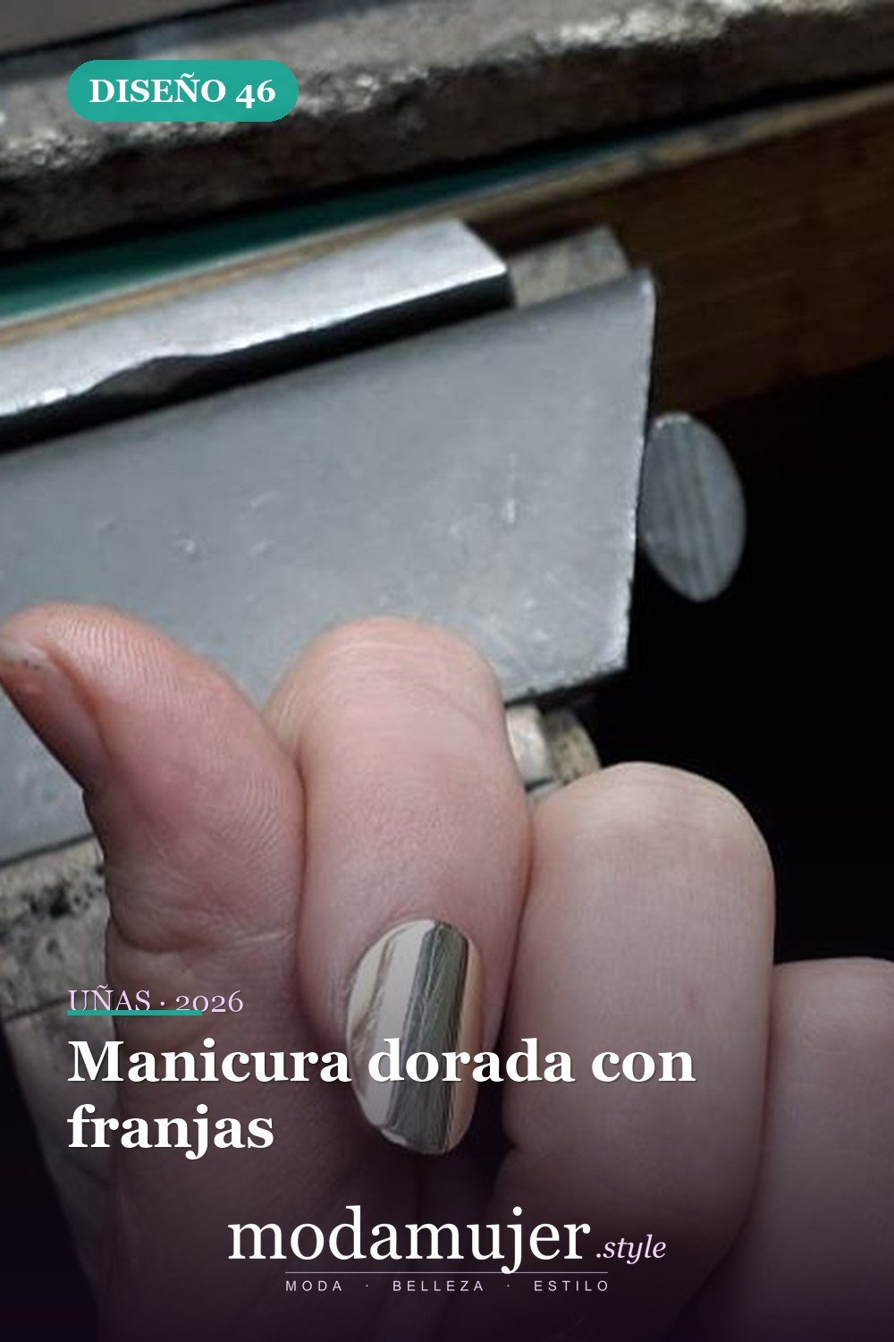 Manicura dorada con franjas — 54 Diseños de uñas doradas para tu próxima visita al salón