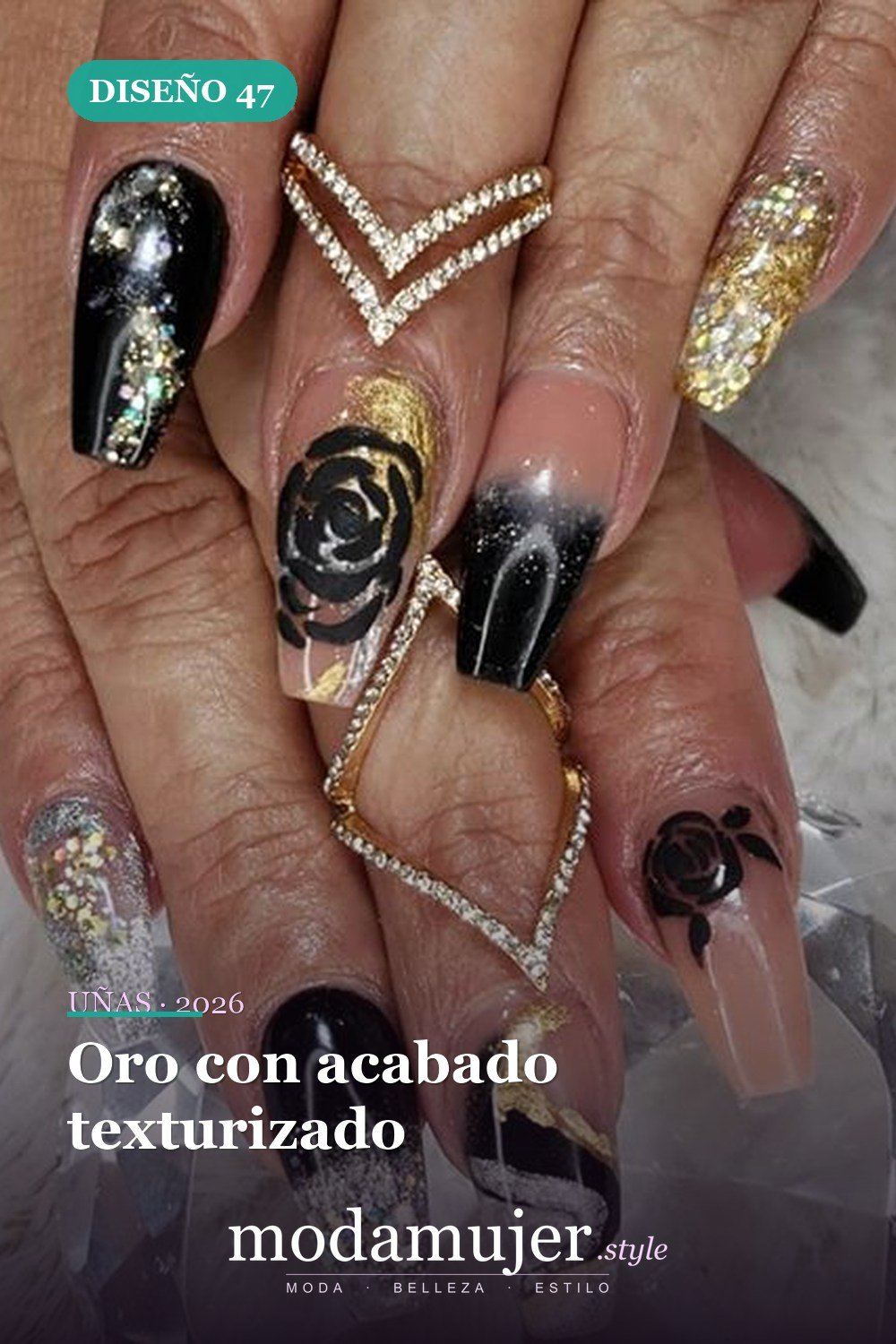 Oro con acabado texturizado — 54 Diseños de uñas doradas para tu próxima visita al salón