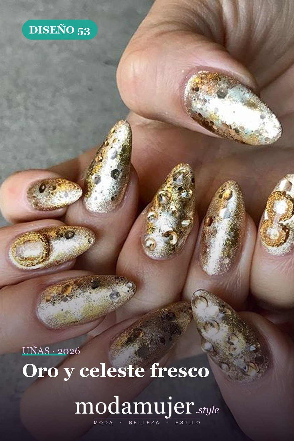 Oro y celeste fresco — 54 Diseños de uñas doradas para tu próxima visita al salón