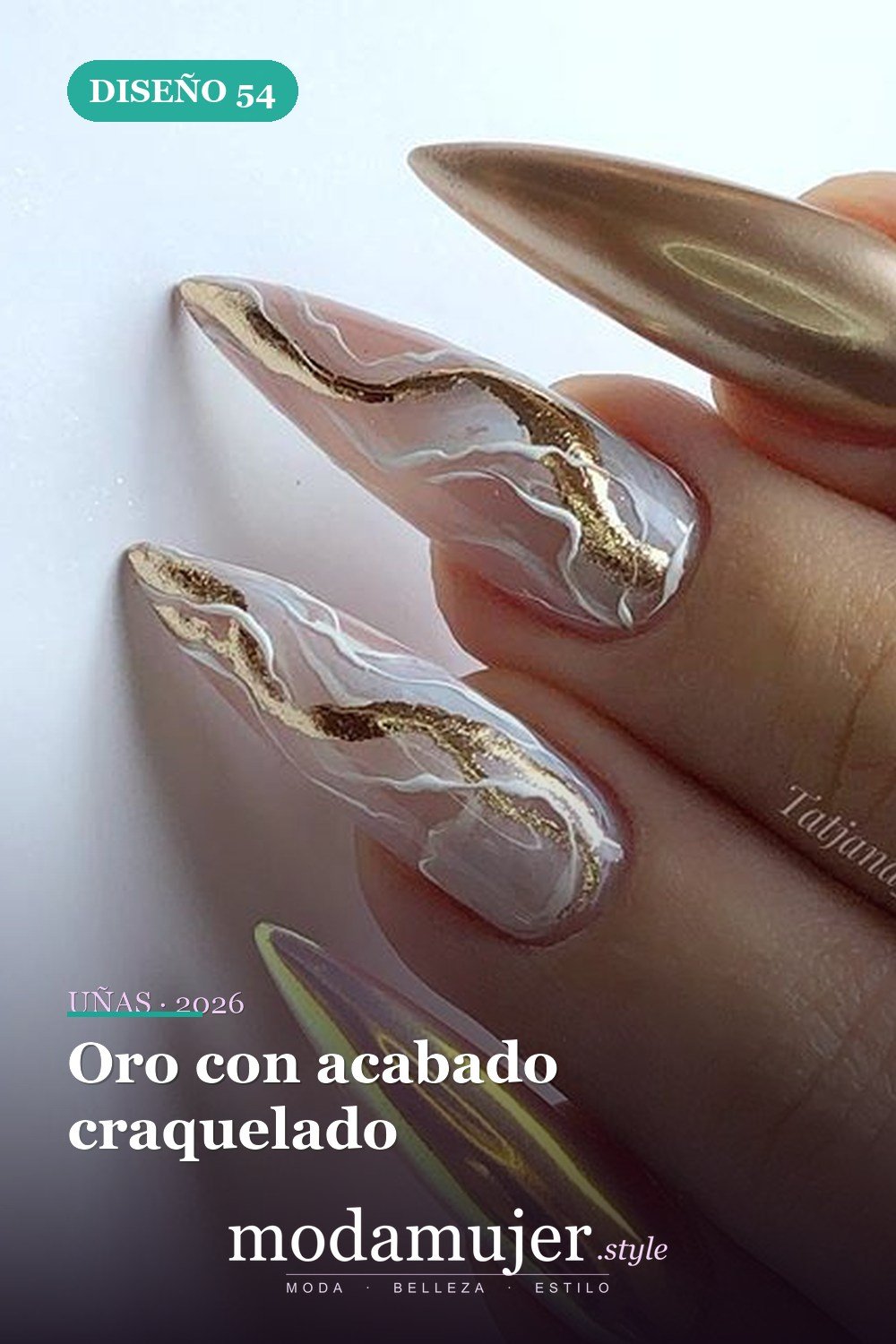Oro con acabado craquelado — 54 Diseños de uñas doradas para tu próxima visita al salón
