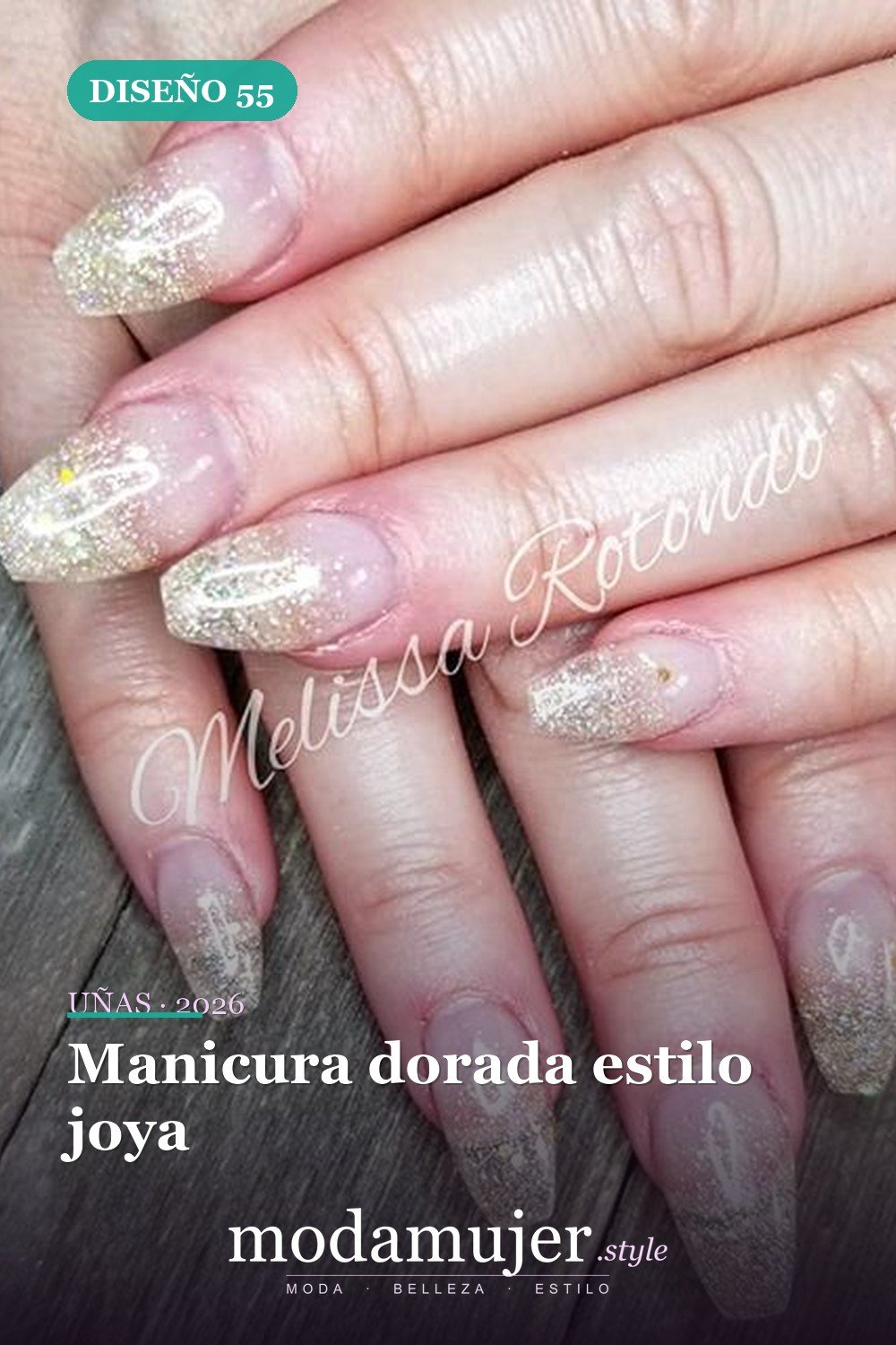 Manicura dorada estilo joya — 54 Diseños de uñas doradas para tu próxima visita al salón