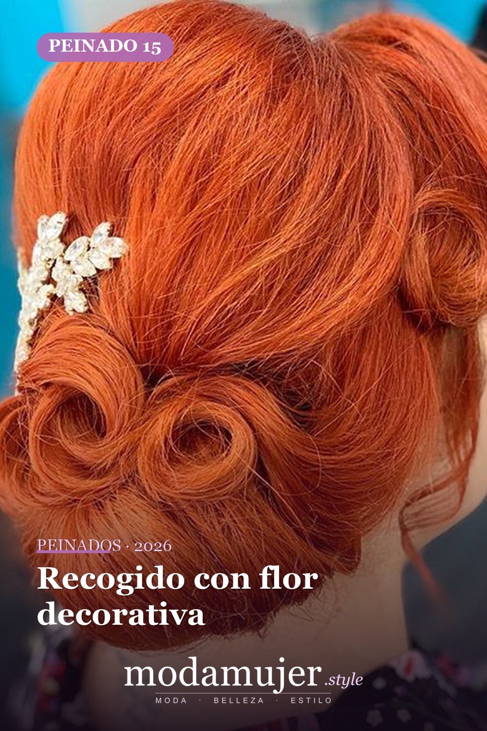 Recogido con flor decorativa — 54 mejores peinados estilo años 50: rockabilly y pin-up