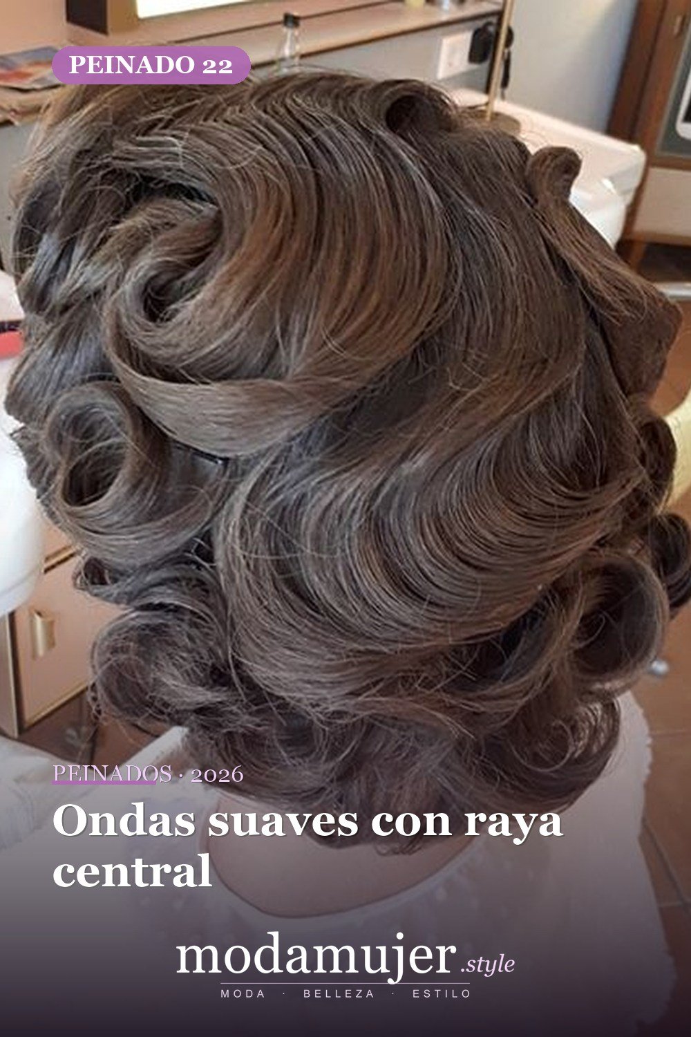 Ondas suaves con raya central — 54 mejores peinados estilo años 50: rockabilly y pin-up