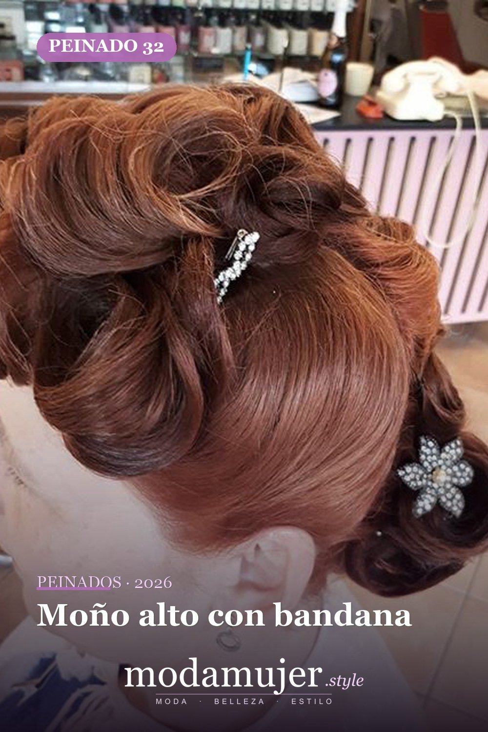 Moño alto con bandana — 54 mejores peinados estilo años 50: rockabilly y pin-up