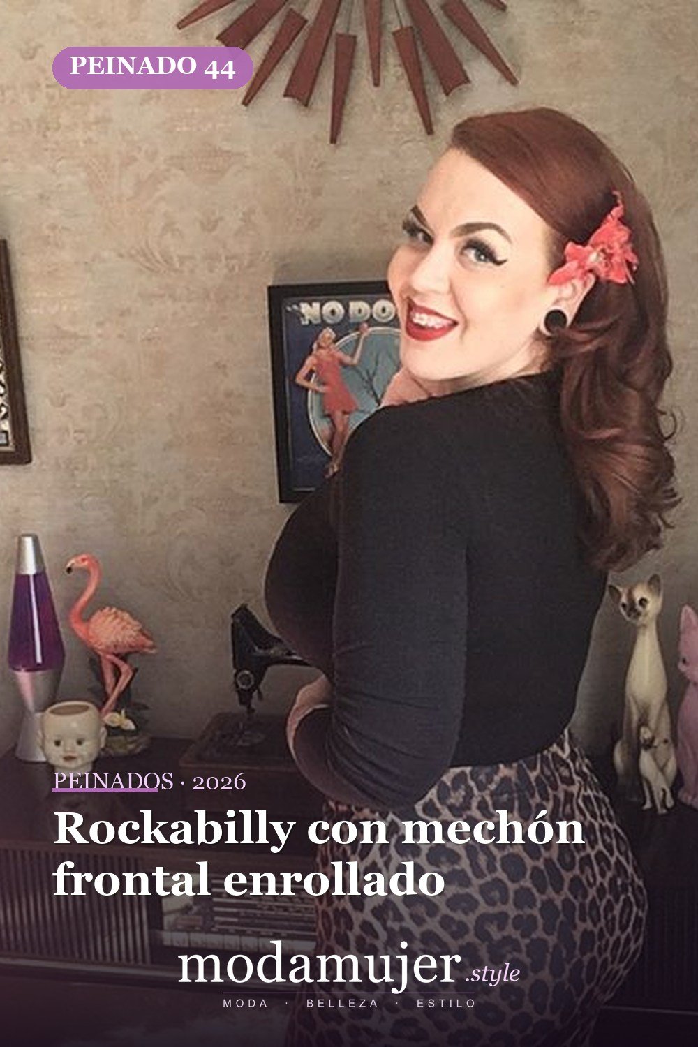 Rockabilly con mechón frontal enrollado — 54 mejores peinados estilo años 50: rockabilly y pin-up