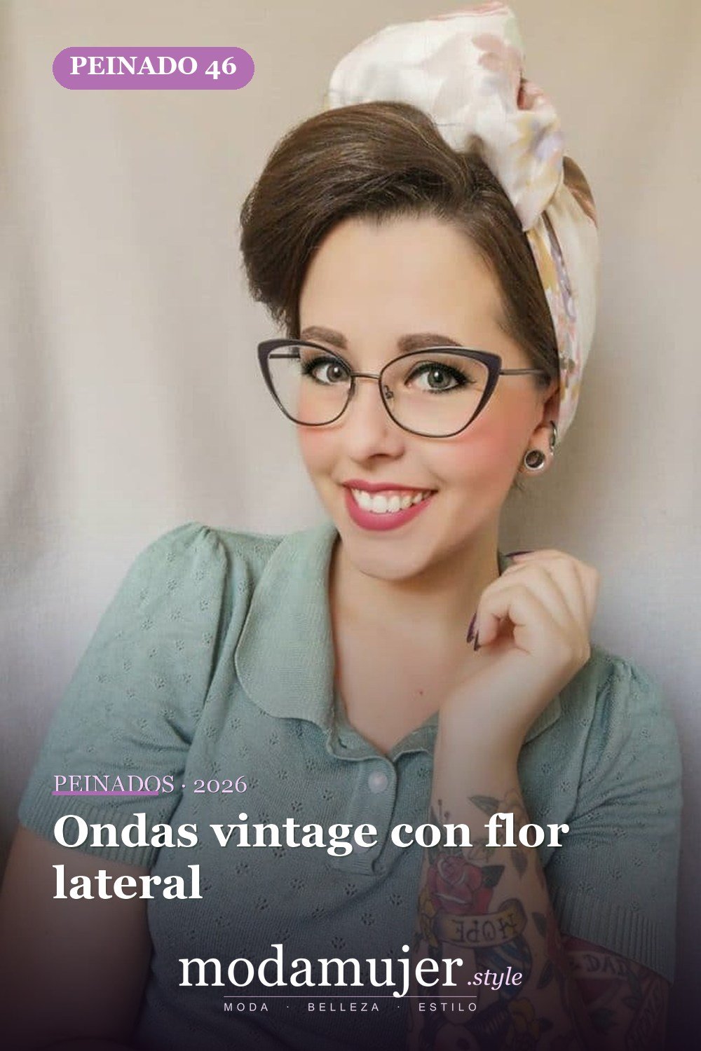 Ondas vintage con flor lateral — 54 mejores peinados estilo años 50: rockabilly y pin-up