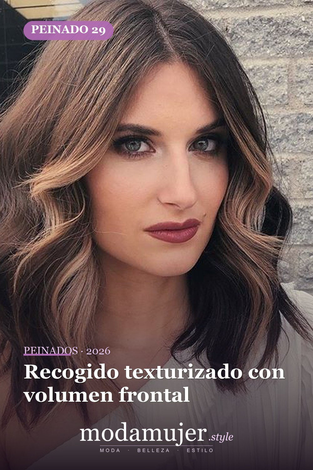 Recogido texturizado con volumen frontal — 56 mejores peinados para mujeres con entradas o línea del cabello que retrocede
