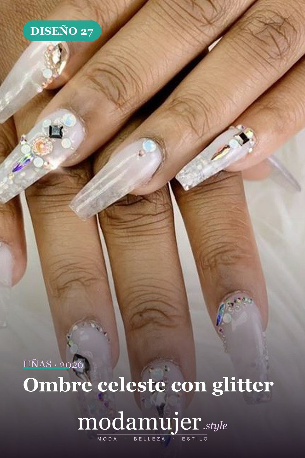 Ombre celeste con glitter — 60 hermosos diseños de uñas ombre que te encantarán