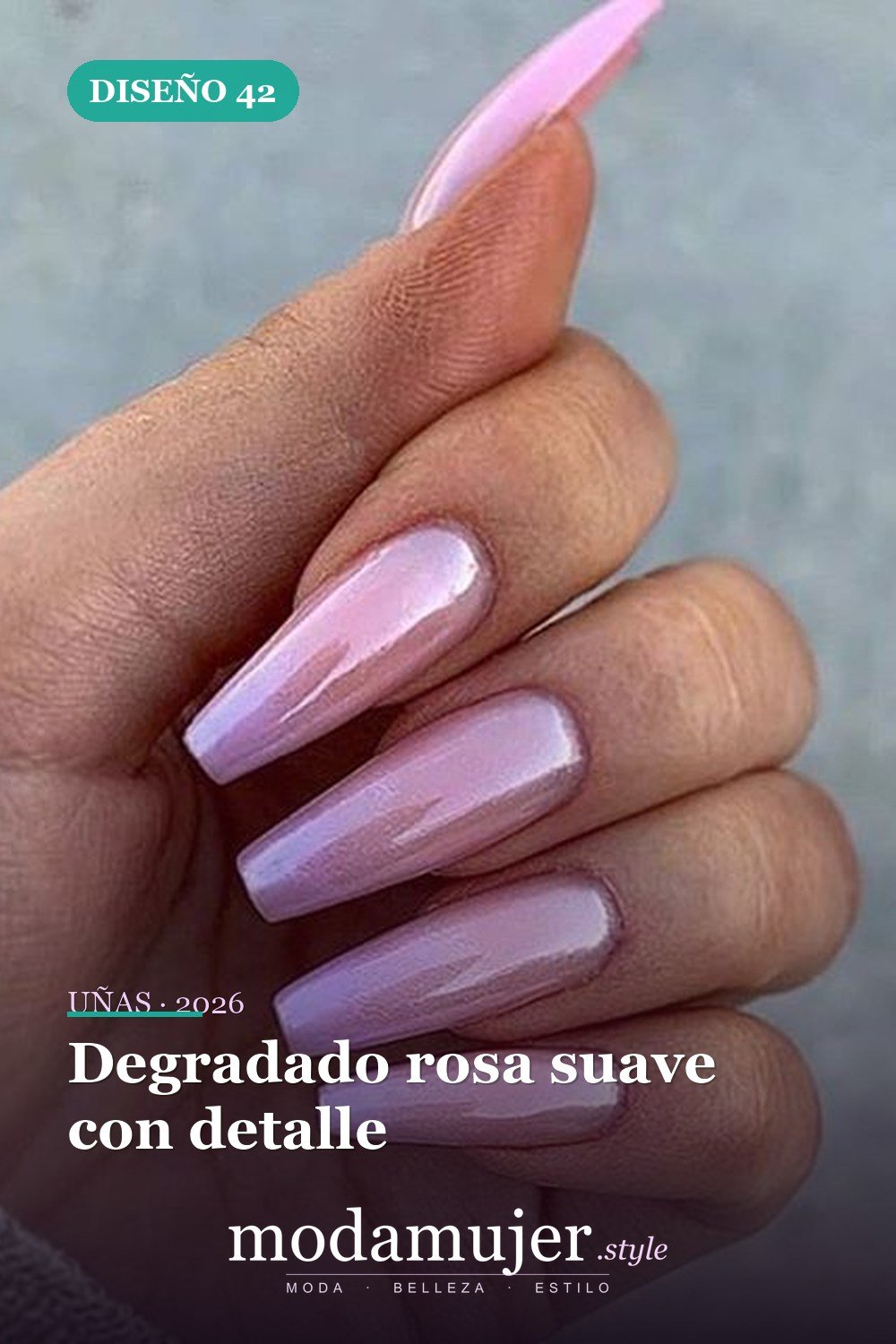 Degradado rosa suave con detalle — 60 hermosos diseños de uñas ombre que te encantarán