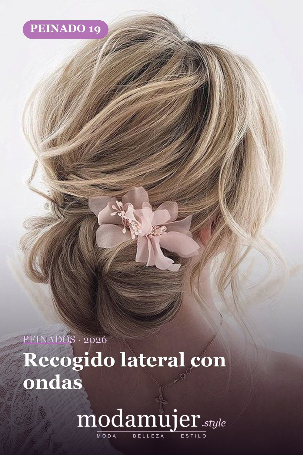 Recogido lateral con ondas — 62 ideas de peinados románticos para bodas y ocasiones especiales
