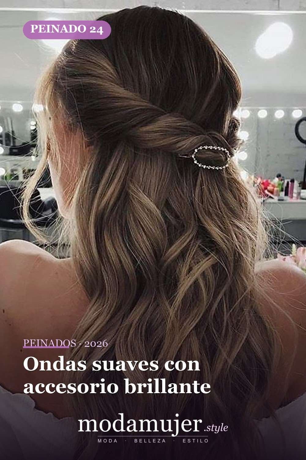Ondas suaves con accesorio brillante — 62 ideas de peinados románticos para bodas y ocasiones especiales
