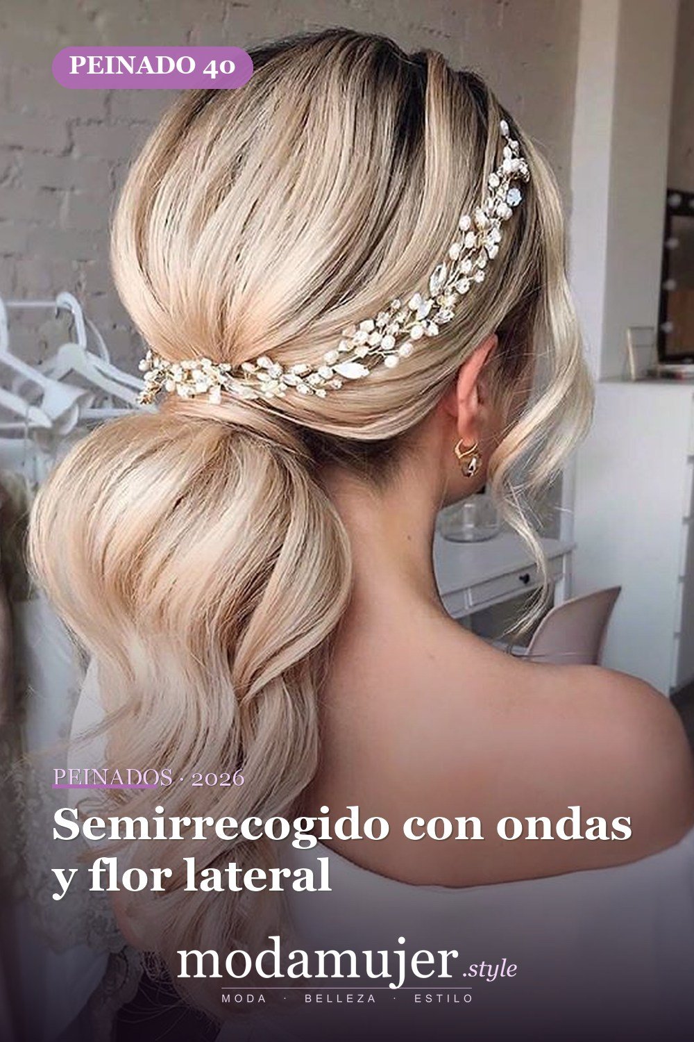Semirrecogido con ondas y flor lateral — 62 ideas de peinados románticos para bodas y ocasiones especiales