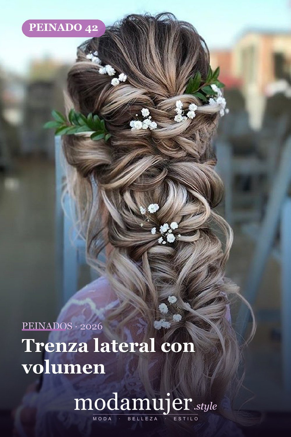 Trenza lateral con volumen — 62 ideas de peinados románticos para bodas y ocasiones especiales