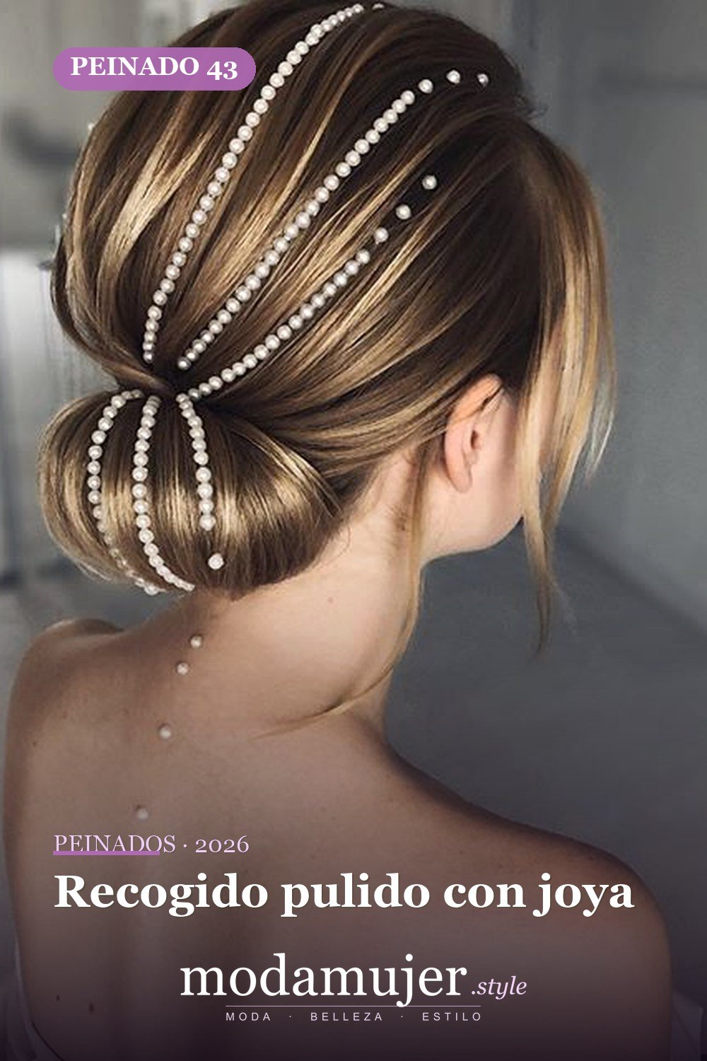 Recogido pulido con joya — 62 ideas de peinados románticos para bodas y ocasiones especiales