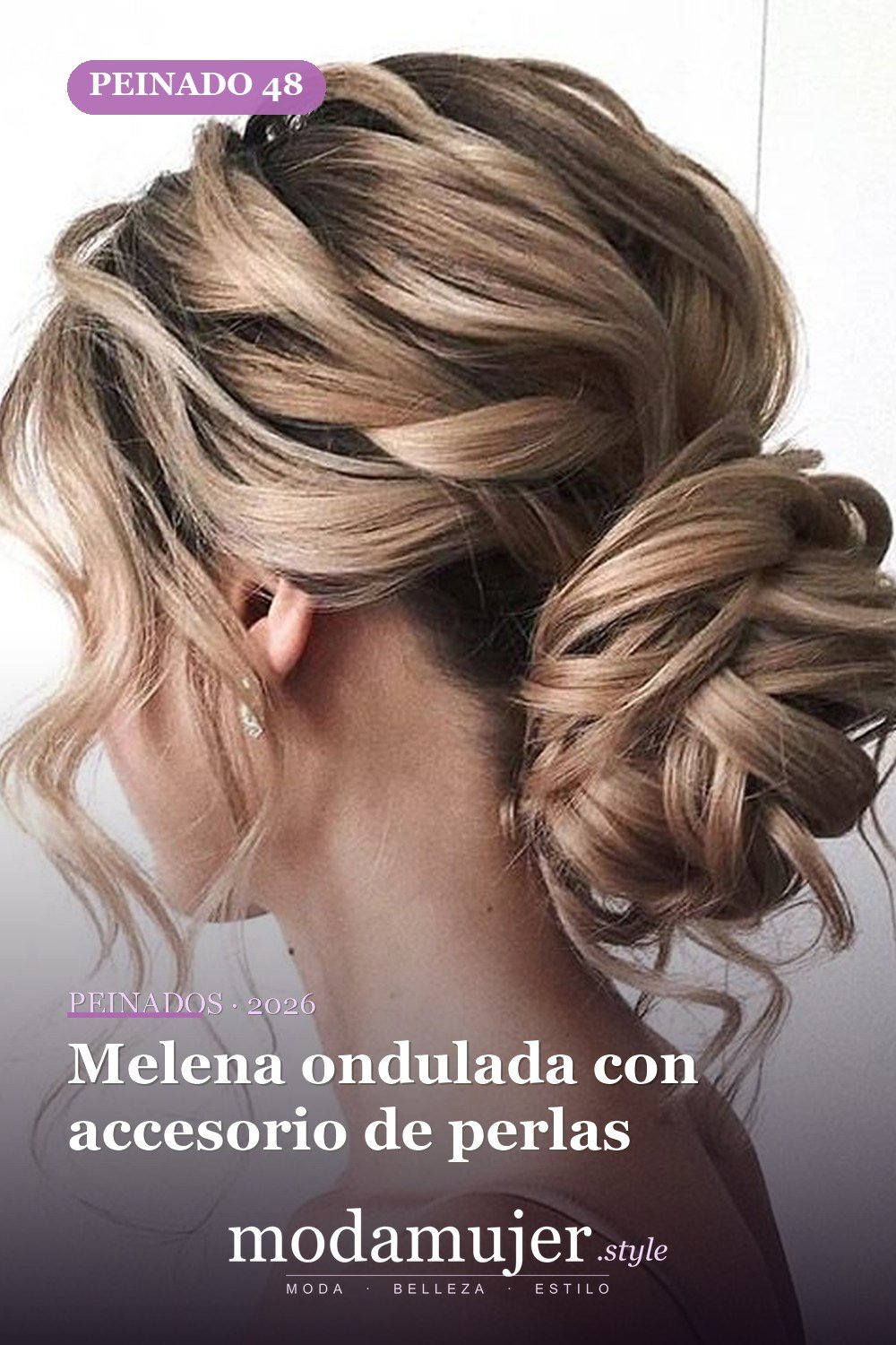 Melena ondulada con accesorio de perlas — 62 ideas de peinados románticos para bodas y ocasiones especiales